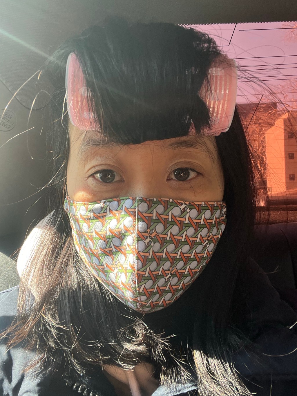 한Han*, Hair Rollers and controversial hand&nbsp;gestures